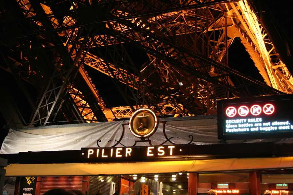 The eiffel tower at night, 11.09.2010 22:12